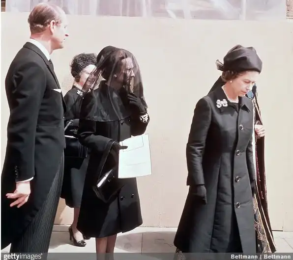 Казалось бы, странные факты о путешествиях королевской семьи (Но даже их собственная кровь в чемодане вполне объяснима)