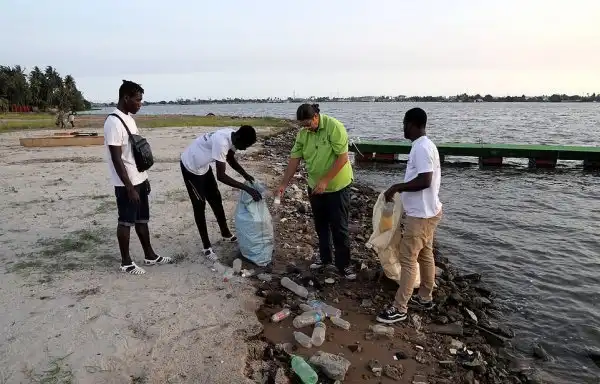 Поразительный курорт у берегов Кот-д'Ивуар, который построили из пластиковых бутылок и мусора