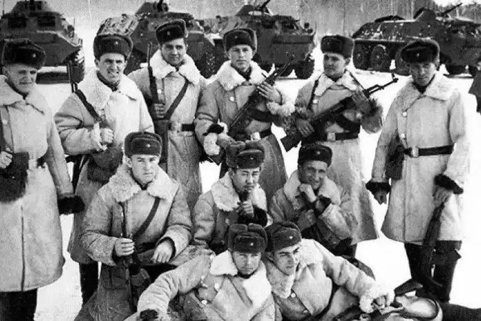 Кому вручались автоматы Калашникова с зелёными цевьём, рукояткой и прикладом?