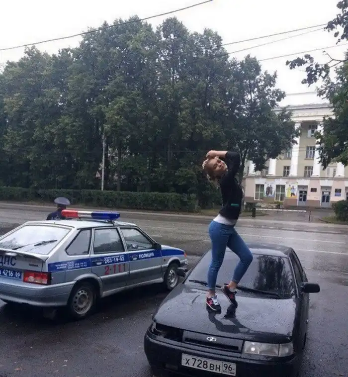 18 колоритных фото с просторов России, происходящее на которых не всегда поддается объяснению