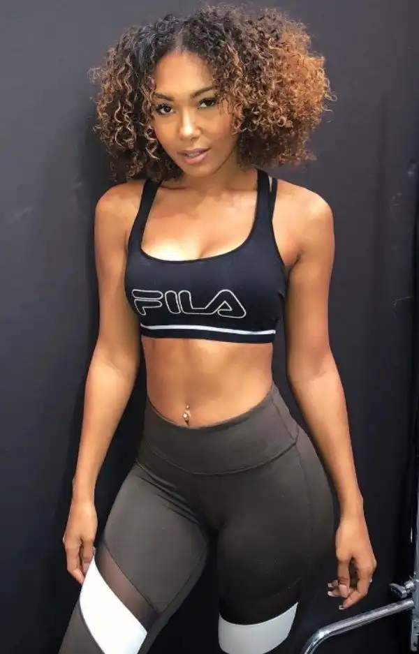 Девушки в спортивных леггинсах