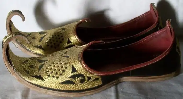 Зачем на Востоке носили обувь с загнутыми носами