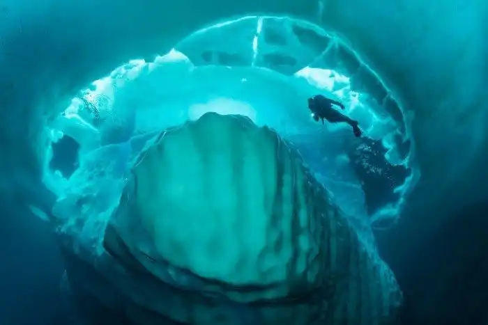 Как выглядят айсберги под водой