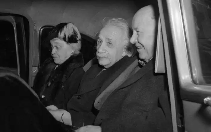 Почему Эйнштейн показывает язык и что было вырезано из кадра (1951 г.). История, стоящая за культовой фотографией