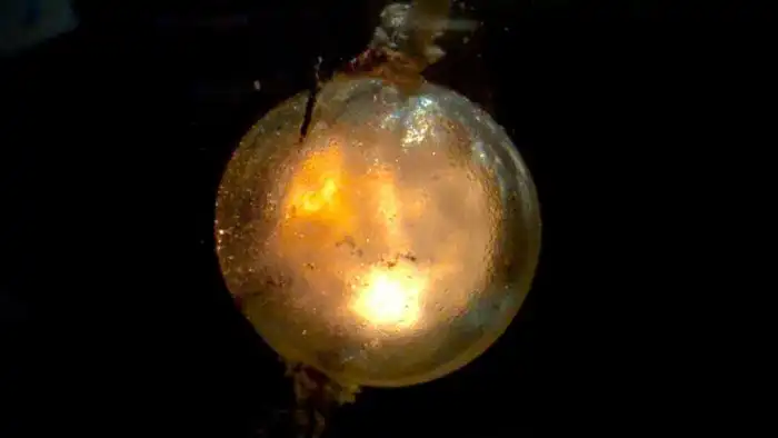 Почему взрыв гранаты под водой опаснее