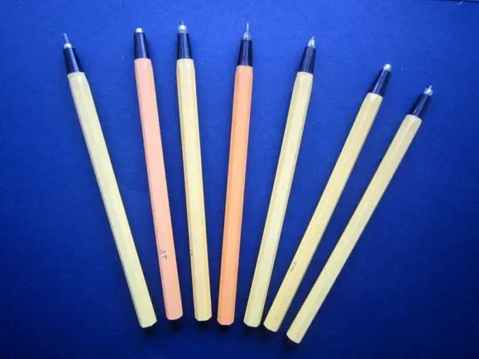 Канцелярия родом из СССР: чем был наполнен рюкзак советского школьника, сообщает