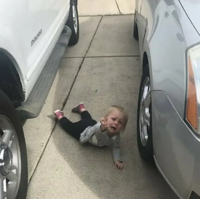 20 забавных картинок из соцсетей с хэштегом #ПочемуМойРебенокПлачет