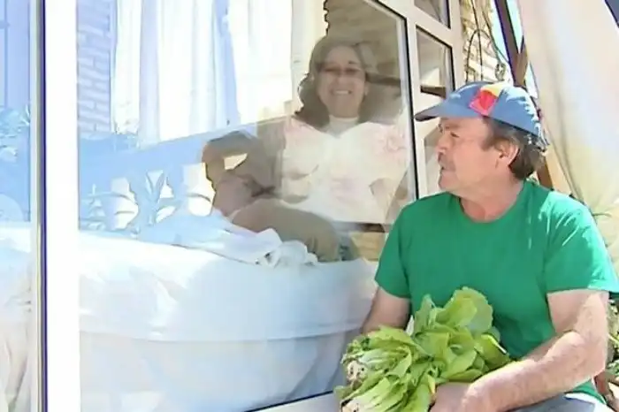 Женщина более 15 лет вынуждена жить за стеклом из-за обработанной картошки