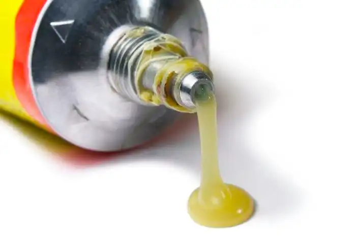 Почему клей не склеивается внутри тюбика?