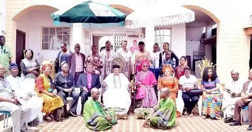 81-летний африканский король Ламиди Адейеми III отпраздновал день рождения 22-летней жены Ануолувапо Адейеми, которую ему «подарили» в знак уважения