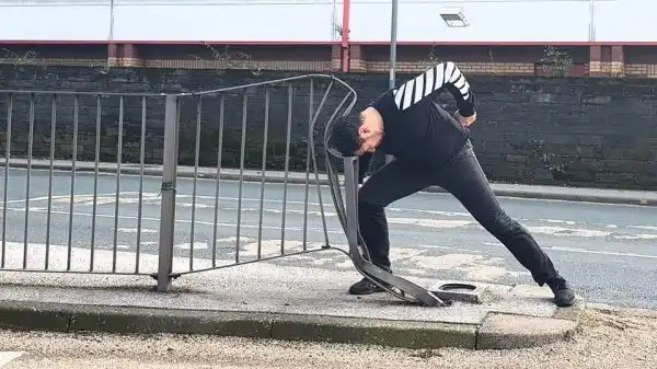 В Сети нашли "самого сильного" мужчину на планете: он крушит все на своем пути