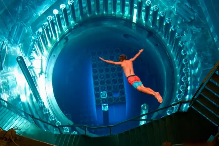 Что если искупаться в бассейне для отработавшего ядерного топлива?