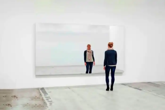 Правда ли, что отражение в зеркале существует только в глазах смотрящего?