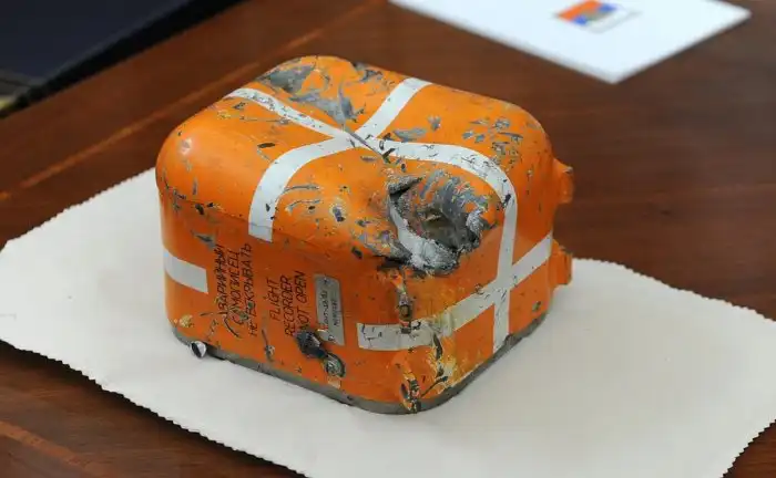 Что такое черный ящик самолета и почему на самом деле он не черный?