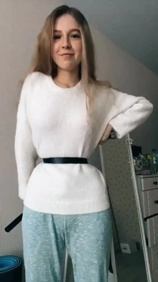 Лина Sunspot— девушка-блогер, многие подписчики которой уверены, что она удалила ребра ради талии