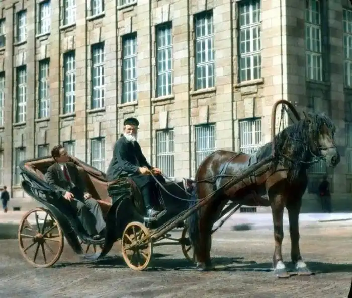 Сколько мужчин приходится на одну пассажирку по первым в мире правилам дорожного движения?