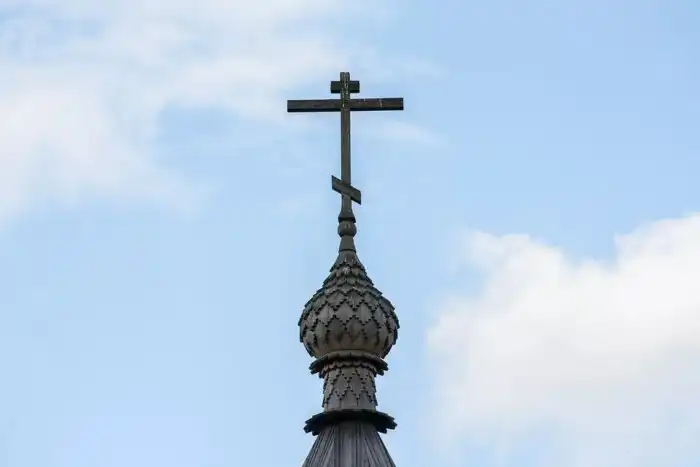 Что означает косая перекладина на православном кресте?