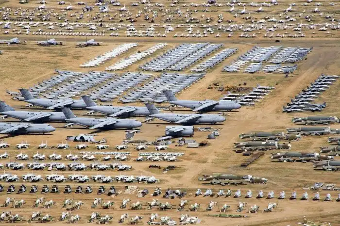 «Почему в Австралии на авиакладбище в буквальном смысле хоронят самолёты?» Фото 2011 года, породившее множество споров