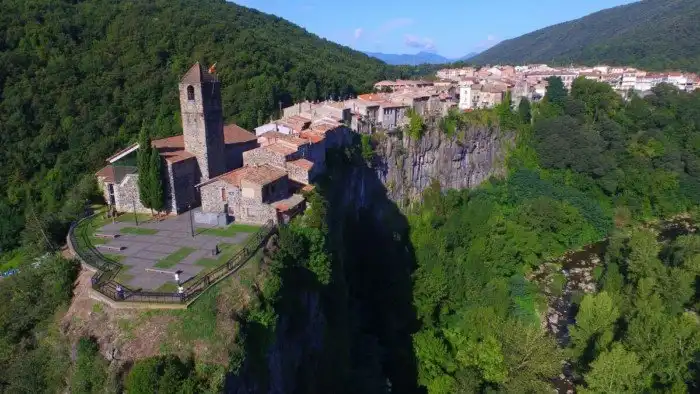 3 очень странных города, в которых все еще живут люди