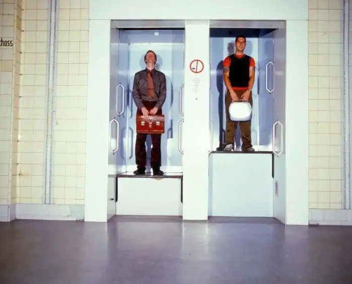 «Отче наш»: Опасные европейские лифты, в которых можно лишиться конечностей