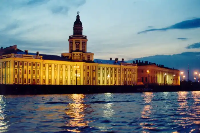 Почему в Санкт-Петербурге белые ночи?