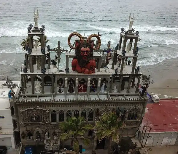 Американец Тони Уэллс построил причудливый "Замок Дьявола" в Мексике