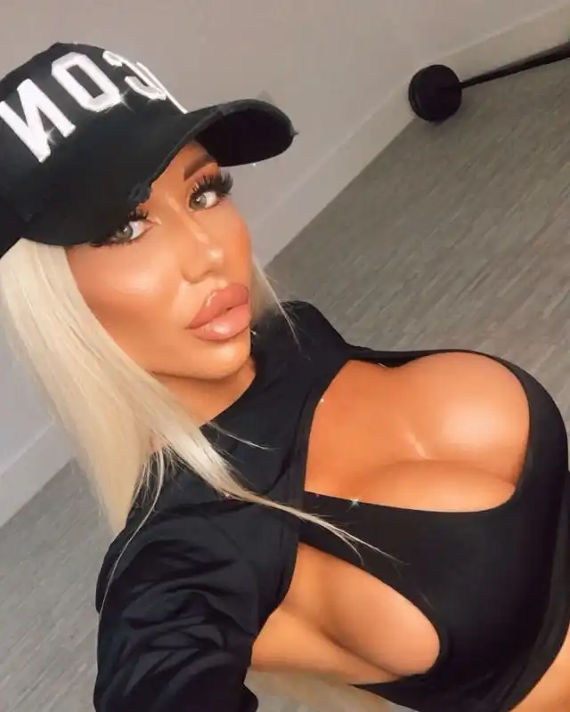 Чарли Филлипс - девушка из Англии, муж которой решил превратить ее в "куклу Барби"