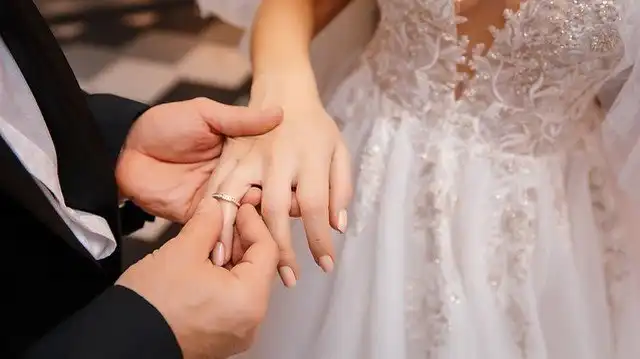 Свадьба года: бодибилдер Юрий Толочко с третьей попытки женился на кукле для взрослых