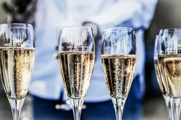 Как правильно наливать шампанское, чтобы удивить гостей. Исследование ученых