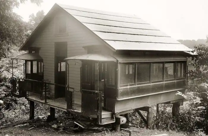 Долетались, доездились, доплавались: 25 домов из того, что недавно ездило, летало, плавало