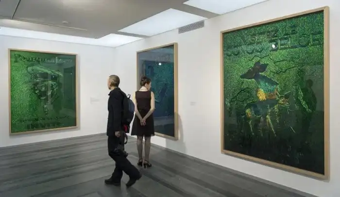 Паутина за 500.000 $ и дорогущий потолок из миллиона жуков. Какие букашки могут стоить целое состояние?