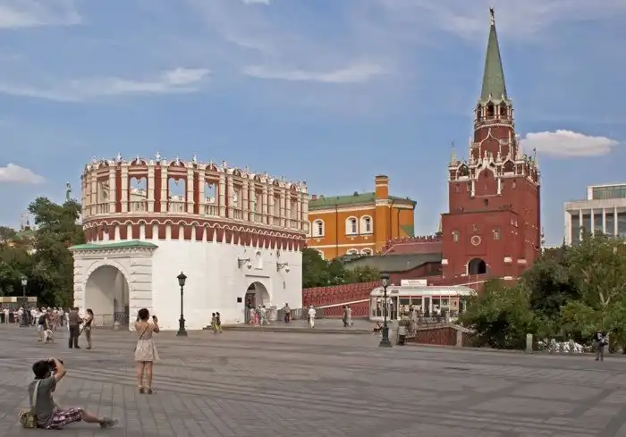 Что связывает московский Кремль, куклу Барби и роман Жюля Верна?