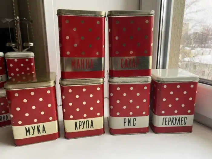 Красные банки в белый горошек