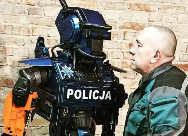 Себастьян Кухарски — художник, создающий скульптуры из металлолома, посвященные известным фильмам