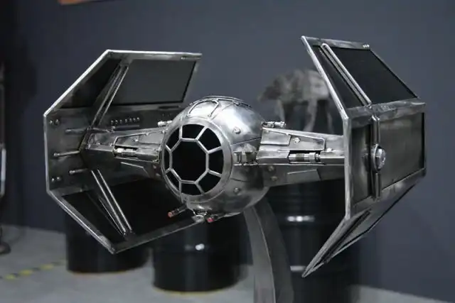 Себастьян Кухарски — художник, создающий скульптуры из металлолома, посвященные известным фильмам