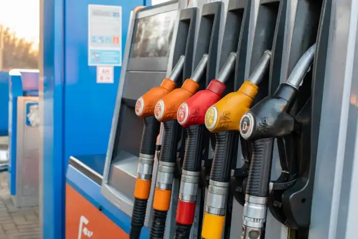 Почему бензин в России постоянно дорожает даже при низкой цене на нефть?