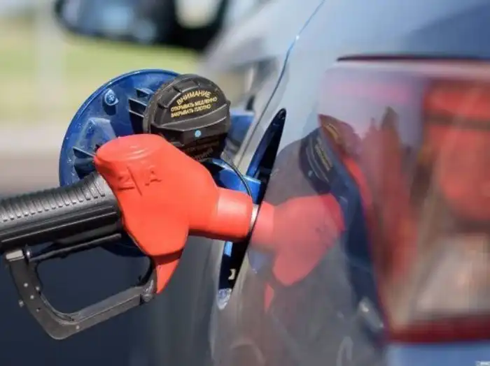 Почему бензин в России постоянно дорожает даже при низкой цене на нефть?