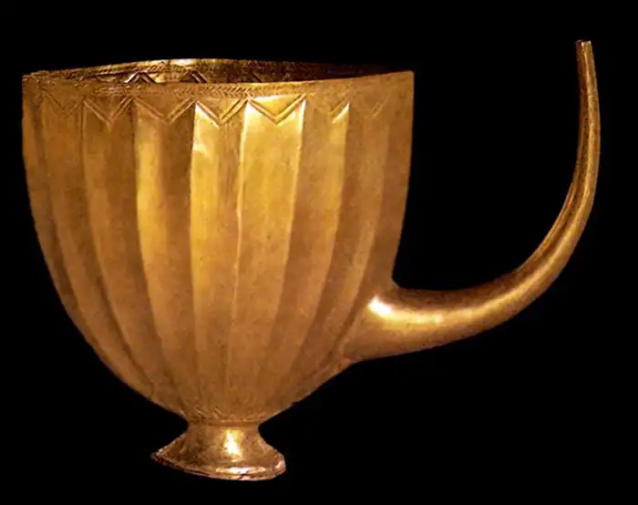 Почему люди ценят золото с древних времен, ведь оно не практично?