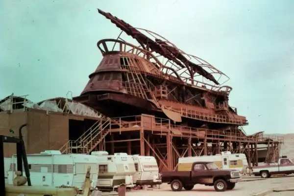 Фильмы, в которых позаботились о масштабных декорациях вместо использования графики