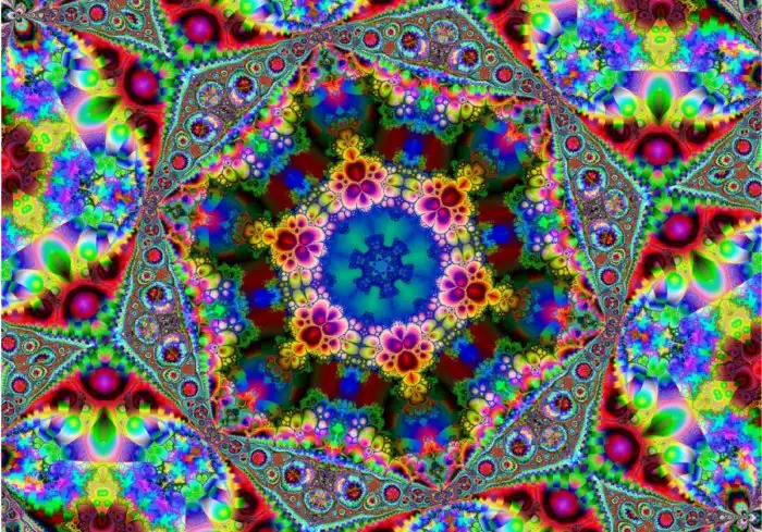 Самая красивая игрушка детства: новый дивный мир из осколков