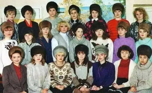 5 причин, почему советские женщины не снимали шапки в помещениях