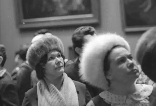 5 причин, почему советские женщины не снимали шапки в помещениях