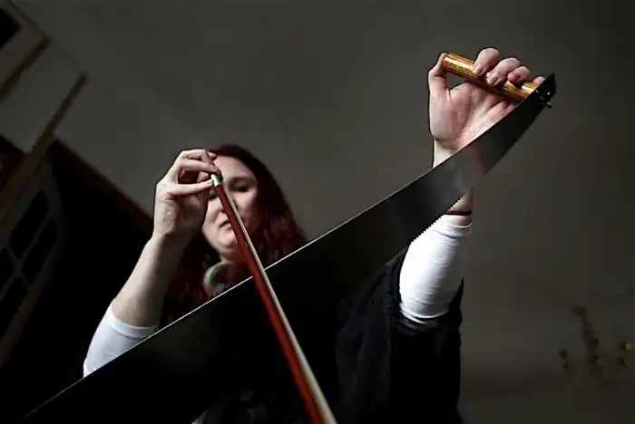 Почему плотницкая пила была модным предметом в высшем обществе