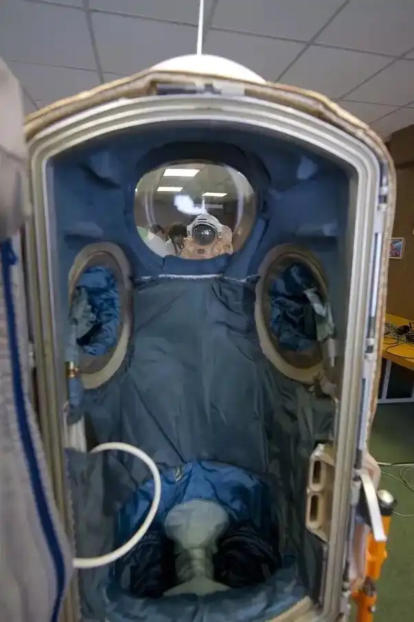 «Русский скафандр напоминает мехокостюм из научной фантастики». Эксперт рассказал о разнице скафандров России и США