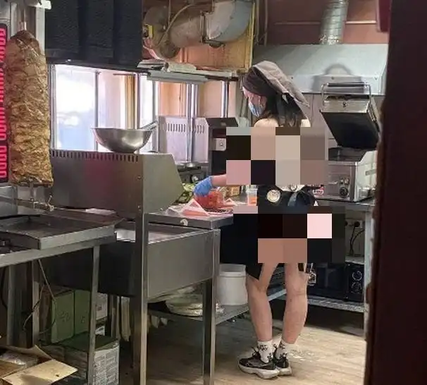 Жители города Апатиты возмутились из-за девушки-повара, которая готовила в купальнике