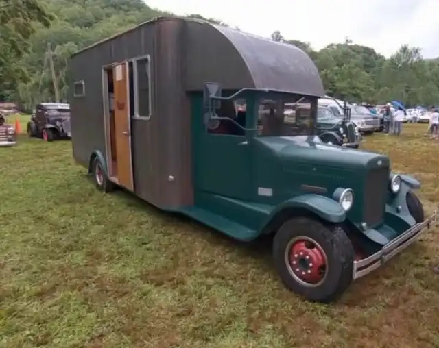 Необычный автодом в викторианском стиле, в котором есть даже полноценная ванна