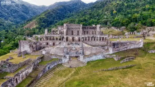 Тогда и сейчас: дизайнеры восстановили внешний облик разрушенных дворцов прошлого