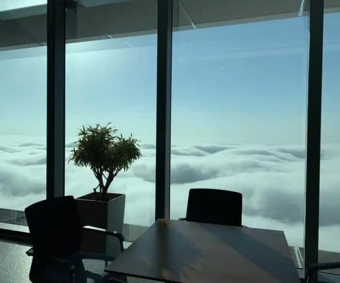 18 человек, которые по утрам бегут на работу, потому что вы только посмотрите, где они трудятся