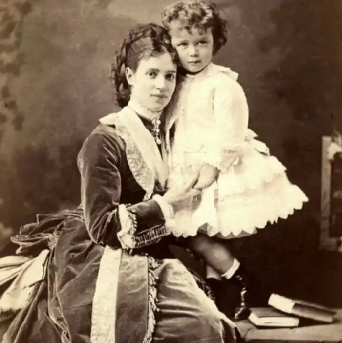 Почему мальчиков раньше одевали в платья