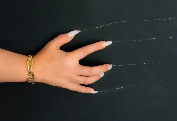 Почему нам не нравится скрежет ногтей и других предметов по доске?